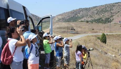 ÇOCUKLAR AKBABALARI UZAKTAN İZLEDİ